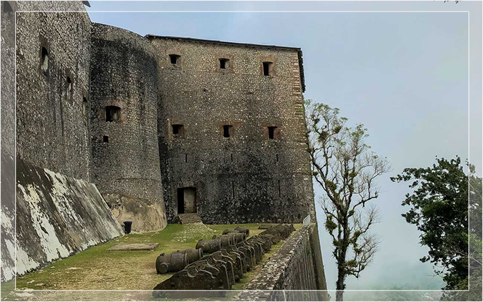 Крепость в середине 19 века сильно пострадала в результате землетрясения.