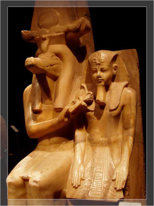 Деталь скульптуры бога Собека с головой крокодила и фараона Аменхотепа III из 18-й династии, 1550-1292 гг. до н.э.