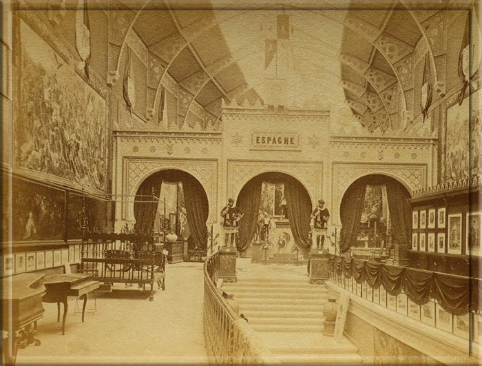 Фотография Всемирной выставки 1878 года в Париже, показывающая испанский раздел, в том числе « Шабаш ведьм» Гойи.