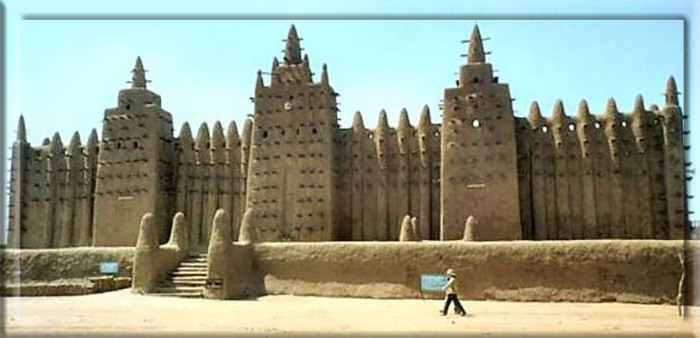 Великая мечеть Дженне 13-го века, внесённая в список Всемирного наследия ЮНЕСКО, является прекрасным примером сахелианского архитектурного стиля, преобладающего в районе Кумби-Салех в Западной Африке.