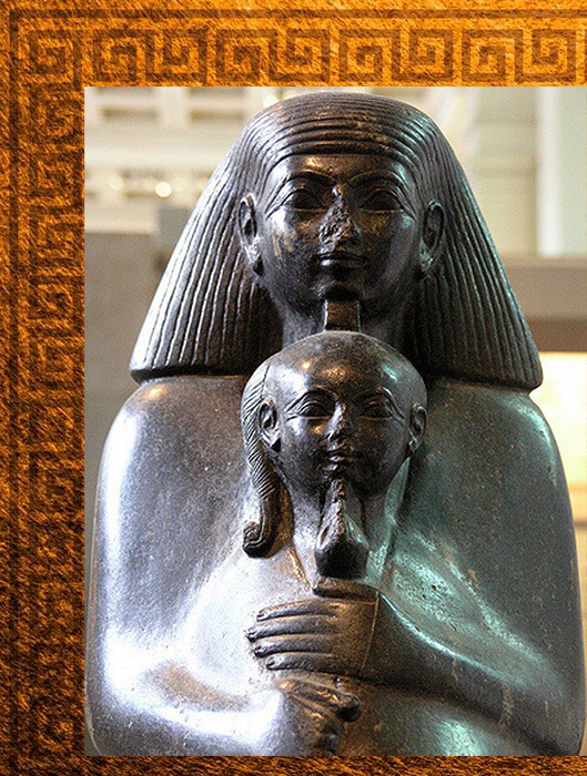 Сененмут обнимает Неферуре. Статуя из Британского музея.