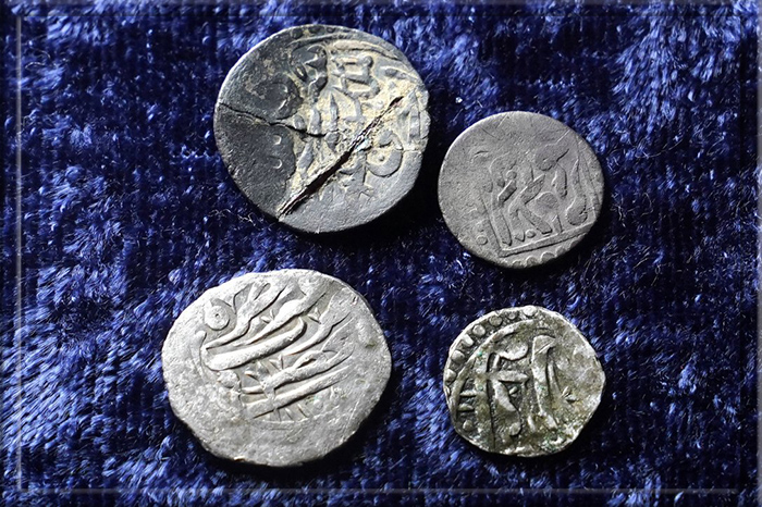 Арабские монеты из груза Великого Могола, который разграбил Генри Эвери, были найдены на одной из его стоянок на Мадагаскаре.