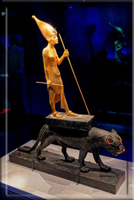 Статуя Тутанхамона на пантере, извлечённая из его гробницы. Из-за женской формы фигуры было высказано предположение, что изначально это была Нефернефруатон, женщина-фараон, которая предшествовала ему.
