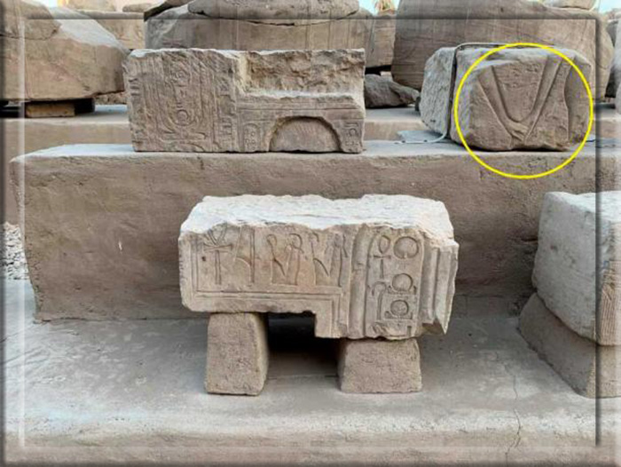 Блоки времён правления Эхнатона, найденные в Луксорском храме. На одном изображены крепко сцепленные руки Эхнатона и Нефертити, обычный жест этой любящей пары.