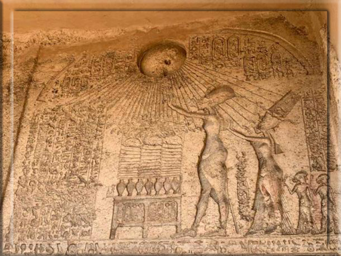 Вершина пограничной стелы А в Туна-эль-Гебель, на которой изображены Эхнатон, Нефертити и их дети, поклоняющиеся богу солнца Атону.