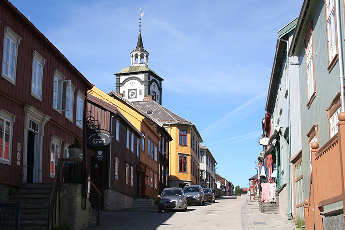 Тихий провинциаьный норвежский город Рёрус. / Фото: commons.wikimedia.org