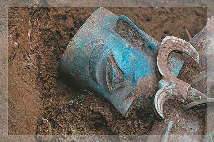 Бронзовая голова с золотой маской, найденная при раскопках на месте археологических раскопок Саньсиндуй.
