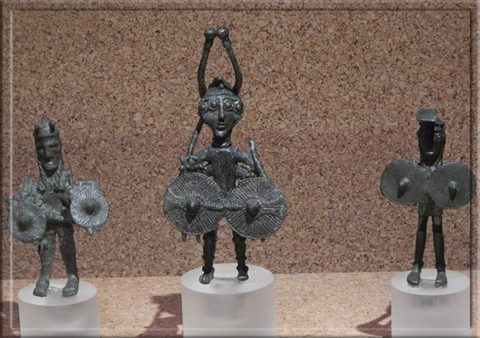 Бронзовые статуэтки воинов Шардана.