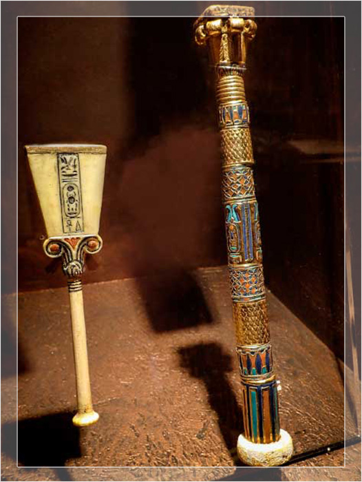 Погремушка из слоновой кости и богато украшенный тростниковый футляр для перьев, найденные в гробнице Тутанхамона.