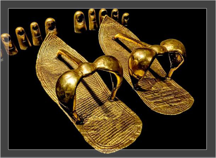 Золотые сандалии и накладки на пальцы ног фараона Тутанхамона.
