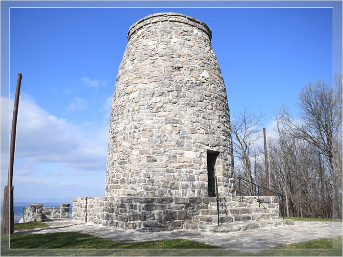 В июле 1827 года жители Бунсборо, штат Мэриленд, построили монумент Вашингтону всего за один день. 