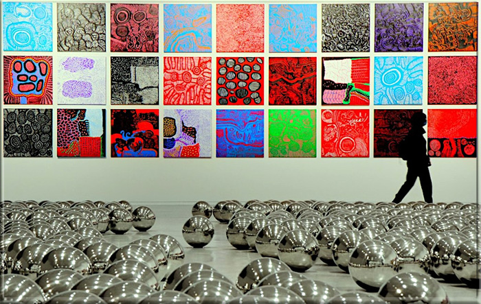 Выставка Яёи Кусамы в Израиле в 2022 году, на которой представлены картины и инсталляции.