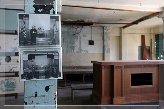 Старые фотографии размещены в бывшей часовне на острове Алькатрас.