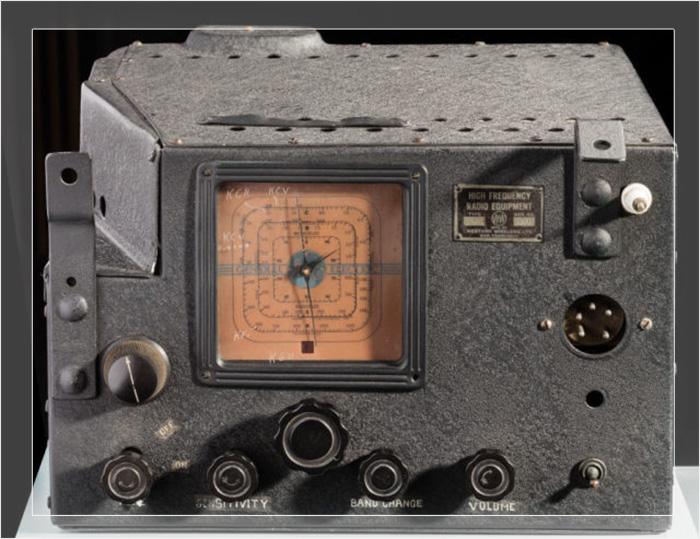 Амелия Эрхарт использовала этот радиоприёмник Western Wireless Type 7 во время своего одиночного беспосадочного перелёта в 1935 году с Гавайев в Окленд на своем Lockheed 5C Vega. 