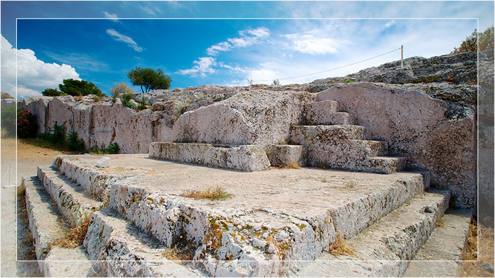 Площадка для ораторов на афинском холме Пникс, место собрания.