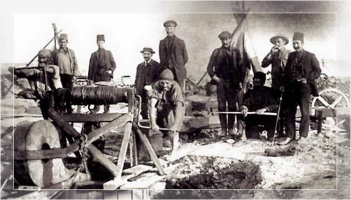 Нефтяники копают вручную нефтяную скважину в пригороде Биби-Эйбат города Баку в 1846 году. 