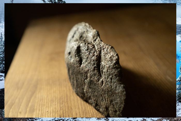 Каменный нож, использованный для вырезания недавно обнаруженных петроглифов.