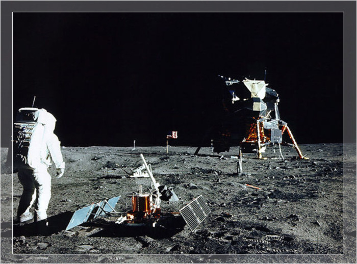 Астронавт Эдвин Э. Олдрин-младший стоит на поверхности Луны во время миссии «Аполлон-11», 20 июля 1969 года.
