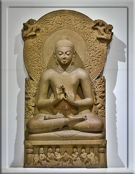 Сидящая статуя медитирующего Будды, типичная иконография.