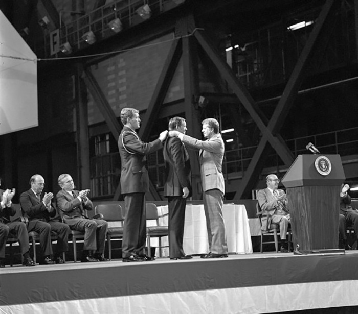 Нил Армстронг был награждён первой в истории Почётной космической медалью Конгресса в 1978 году. / Фото: НАСА