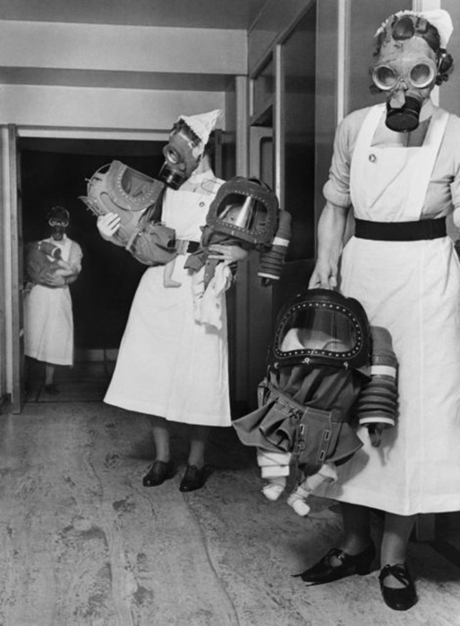 Тренировочная газовая атака в лондонской больнице, где медсестры проверяют противогазы для младенцев, примерно 1940 год. / Фото: Имперский военный музей / Getty Images