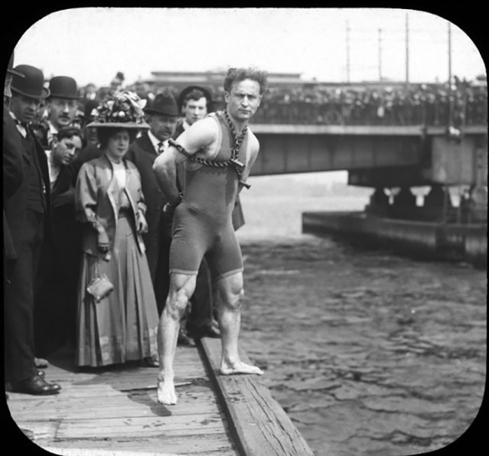 Гарри Гудини готовится к прыжку с Гарвардского моста, штат Массачусетс, 30 апреля 1908 года. / Фото: Библиотека Конгресса / Getty Images