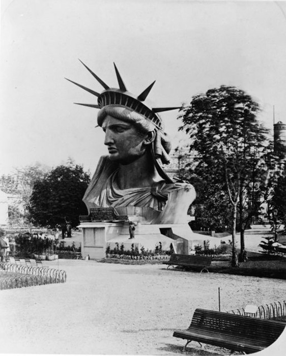 Голова Статуи Свободы, представленная на Всемирной выставке в Париже, 1878 год. / Фото: FPG / Getty Images