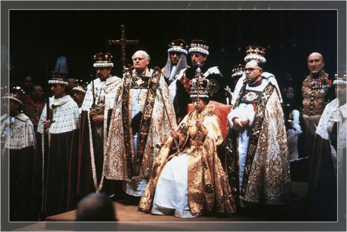 Королева Елизавета II в короне Святого Эдуарда после церемонии коронации в Вестминстерском аббатстве, 1953 год.