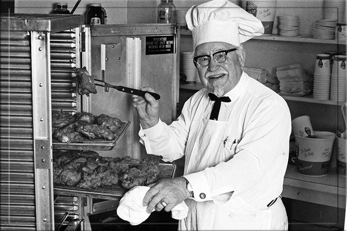 Харланд Сандерс экспериментировал с рецептом приготовления своего фирменного жареного цыплёнка несколько лет.