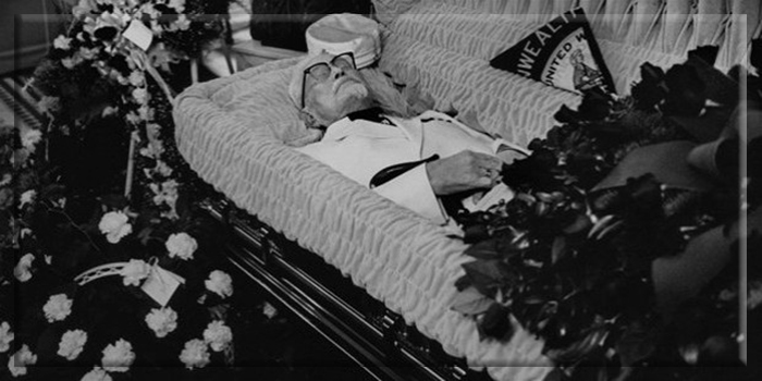 Полковник Сандерс был похоронен в костюме, который при жизни стал его визитной карточкой.