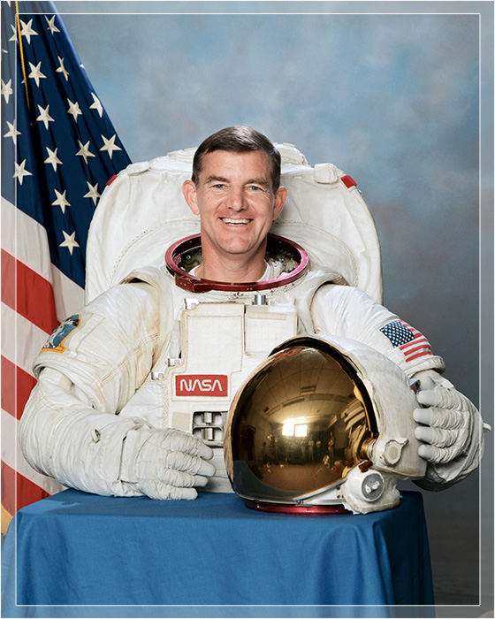 Американский астронавт Джим Восс остался от оружия в полном восторге.