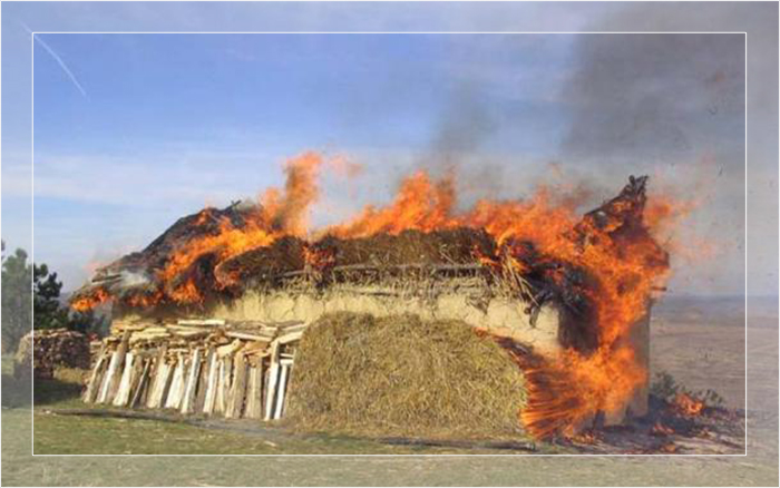 Контролируемое воссоздание горящего дома Кукутень-Триполье, для которого потребовалось бы много топлива, чтобы совпасть с оставленными сгоревшими остатками.
