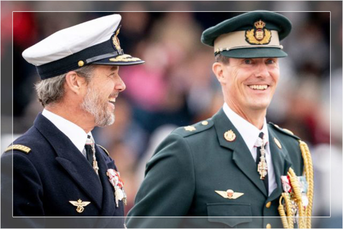Наследный принц Дании Фредерик (слева) и принц Дании Иоахим посещают торжества датской армии по случаю 50-летия регентства их матери, королевы Дании Маргрете II.