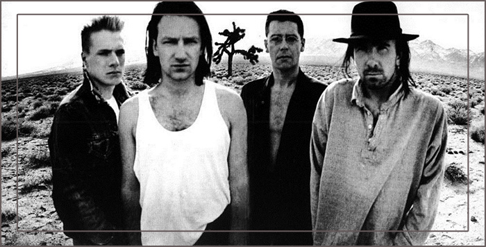 Участники рок-группы U2 позируют перед деревом Джошуа.