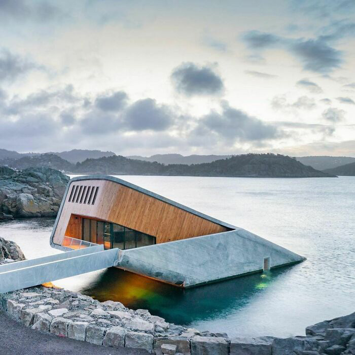 Норвежский ресторан под водой, наполовину погружённый в море. Фото: snohetta.com
