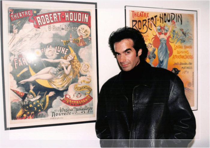 Копперфильд позирует перед плакатами знаменитого французского фокусника Робера Удена.