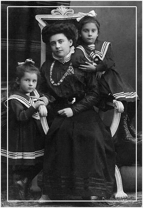 Евгения Иосифовна Кобылецкая-Де Лазари с дочерьми Долли и Ниночкой.