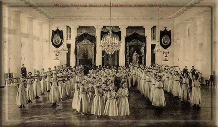 Воспитанницы Екатерининского института на занятиях танцами.
