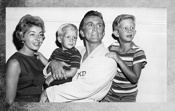 Кирк Дуглас со своей второй женой Энн Байденс и их детьми.