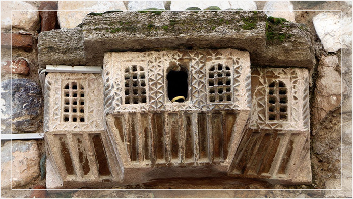Самый древний птичий дворец 16 века из сохранившихся украшает собой мост Бююкчекмедже в Стамбуле.