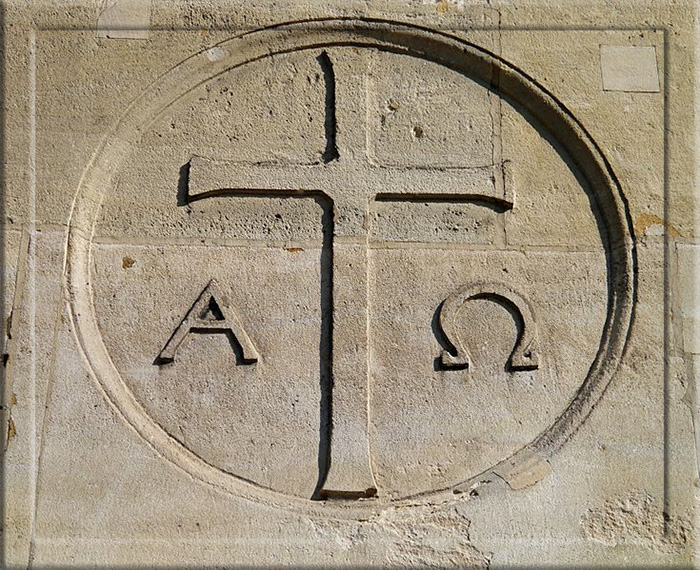 Альфа и Омега символизируют Христа и его Божественную сущность.