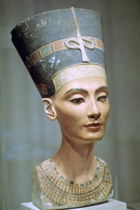 Бюст царицы Нефертити, находящийся в Египетском музее в Берлине. / Фото: Getty Images