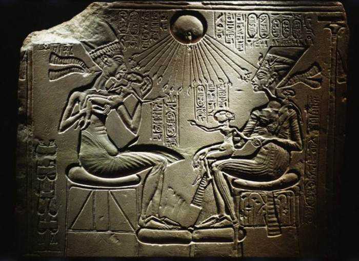 Резьба с изображением Эхнатона (слева), Нефертити (справа) и их детей. / Фото: Руджеро Ванни / Getty Images