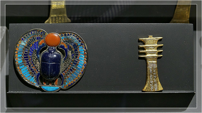 Золотой пектораль и амулет в виде джеда, принадлежащие Тутанхамону.
