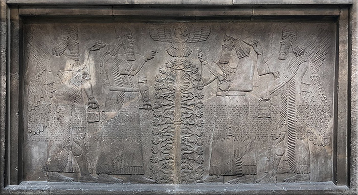Ассур и Древо жизни на рельефе из дворца царя Ашурнасирпала.