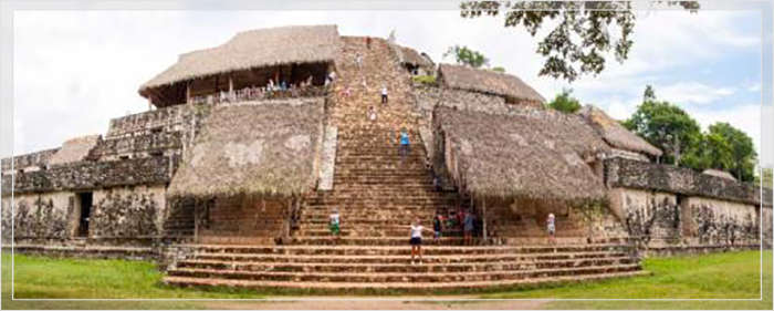 Акрополь Эк Балам на Юкатане, Мексика. Многоуровневая структура ведет к Эль-Троно («Трону»).