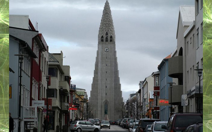 Исландские эльфы ходят в церкви - не в такие искусственные, как эта, а в свои собственные церкви в скалах.