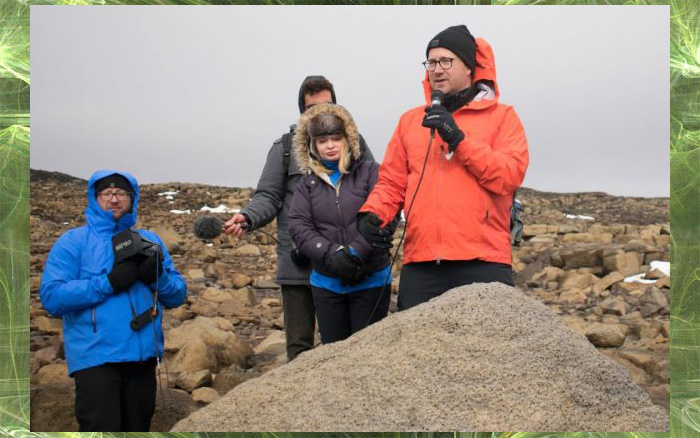Андри Снаэр Магнасон выступает на открытии памятника на месте Окйокулла, первого ледника Исландии, потерянного из-за изменения климата на западе Исландии 18 августа 2019 год.