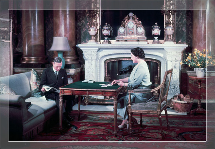 Король Англии Георг VI и королева Елизавета отдыхают дома в не совсем обычной «гостиной» Букингемского дворца. 