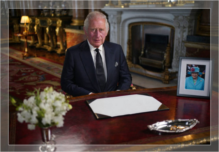Король Карл III выступает с телеобращением к нации и Содружеству из Голубой гостиной Букингемского дворца после смерти своей матери королевы Елизаветы II.